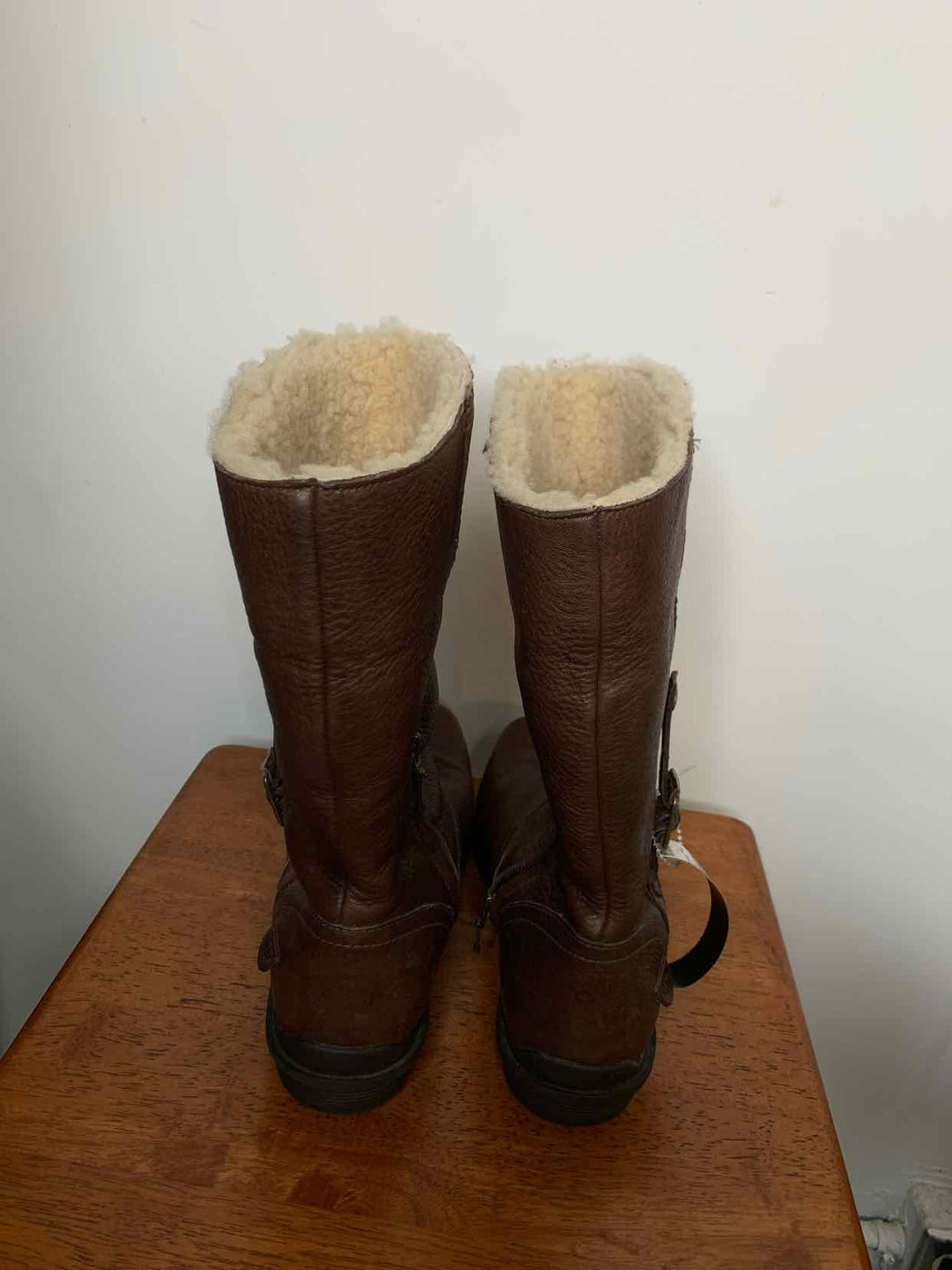 UGG Brown W Shoe Size 9 boots flat heel