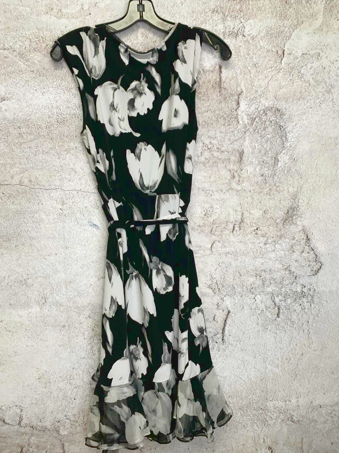 White Black Market Size 4 Black sleeveless dress