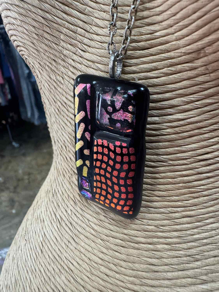 SwirlyQs Size M/L Metallic NWT Necklace