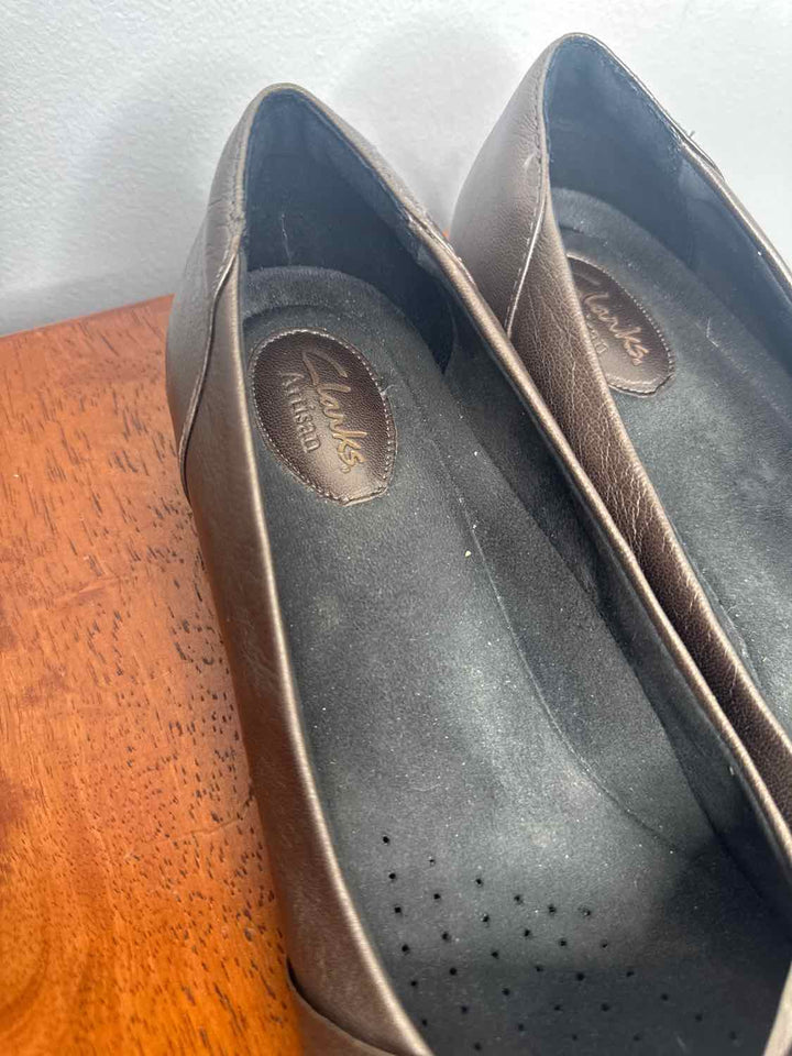 Clarks Shoe Size 10.5 Gold flat sandal