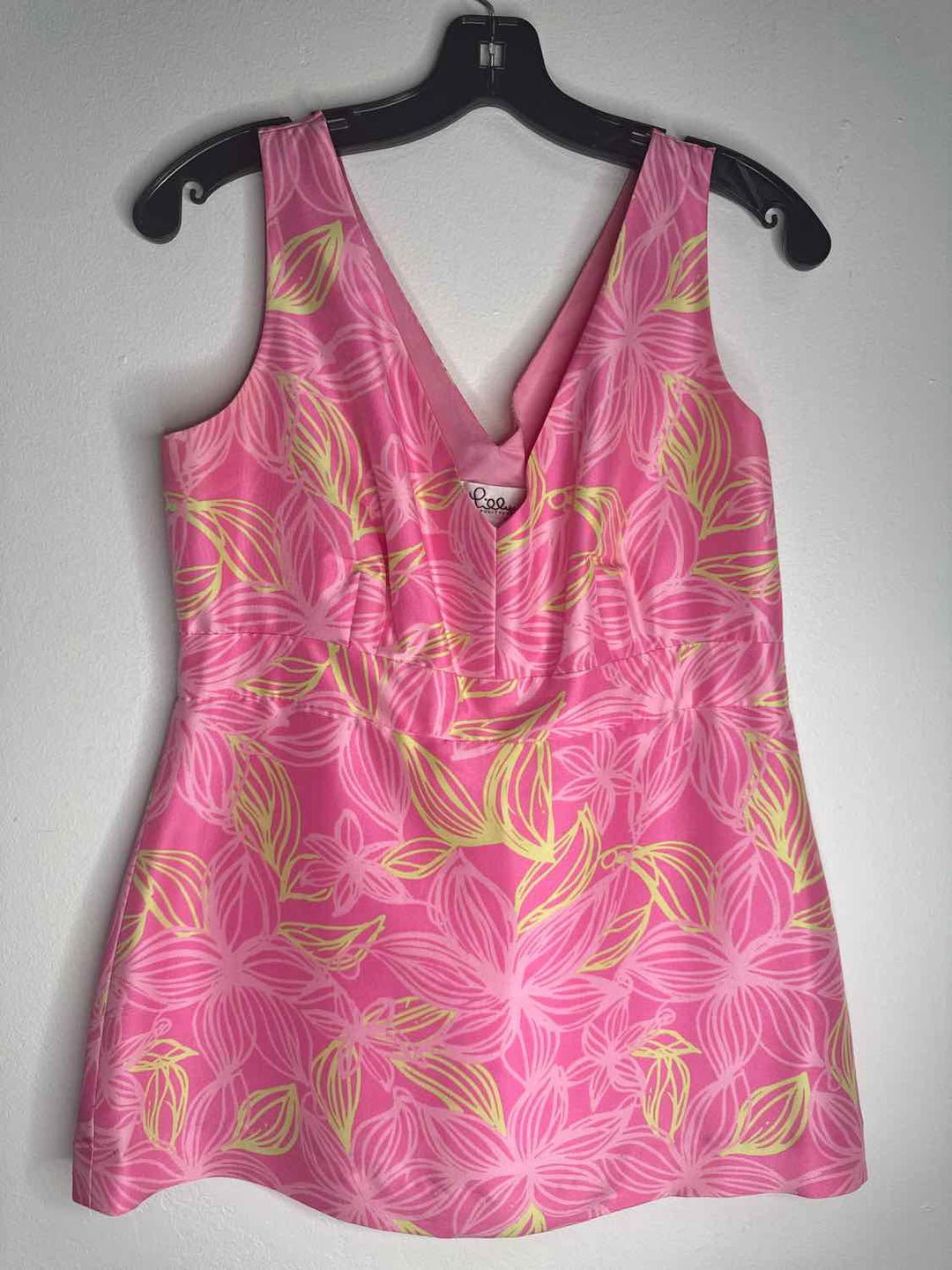 Lilly Pulitzer Size 8 Pink V-neck Floral sleeveless