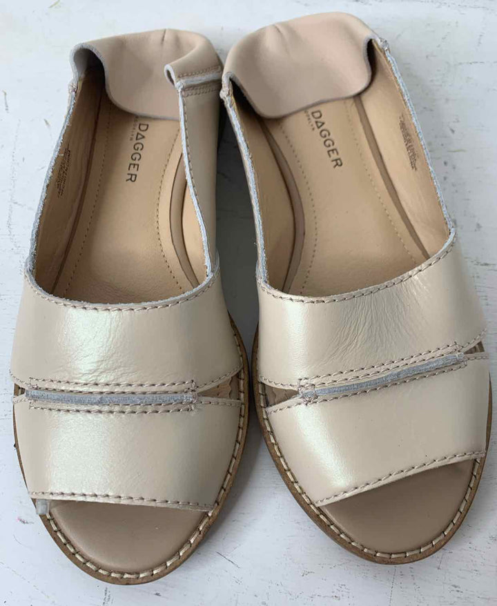 Kelsi Dagger Beige W Shoe Size 6.5 flat shoe