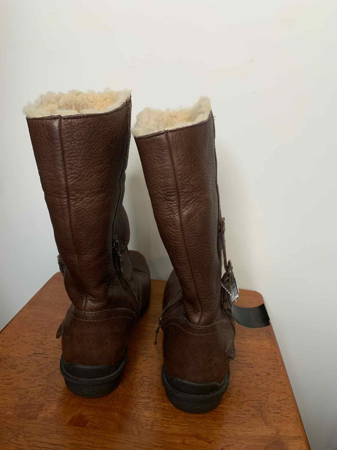 UGG Brown W Shoe Size 9 boots flat heel