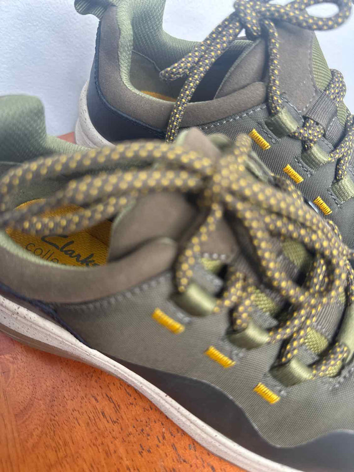 Clarks Olive W Shoe Size 6.5 athletic sneaker