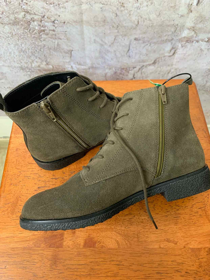 Clarks Olive W Shoe Size 6.5 ankle boots