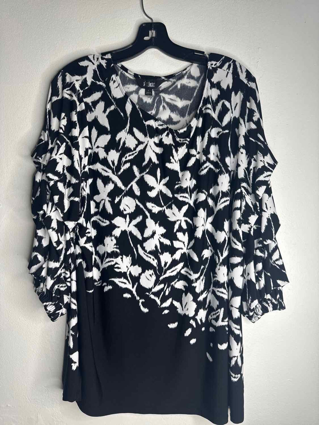 Slim Factor Size L Scoop Neck Blk & White long sleeve top