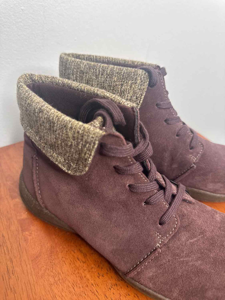 Clarks maroon W Shoe Size 6.5 ankle boots