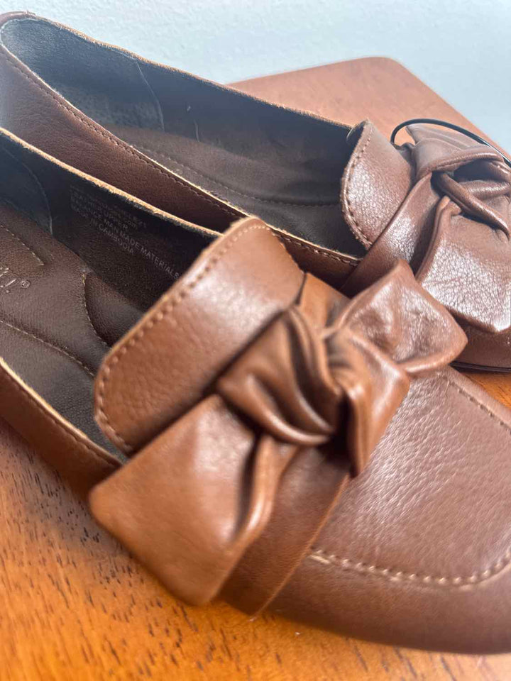 Born Shoe Size 8 Tan flat shoe