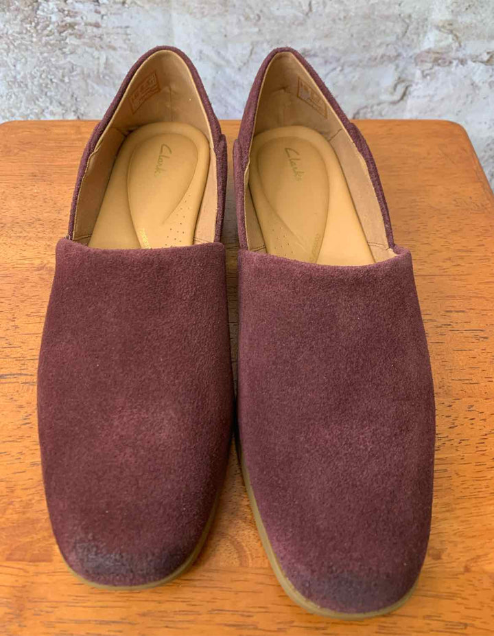 Clarks Burgundy W Shoe Size 8.5 flat shoe