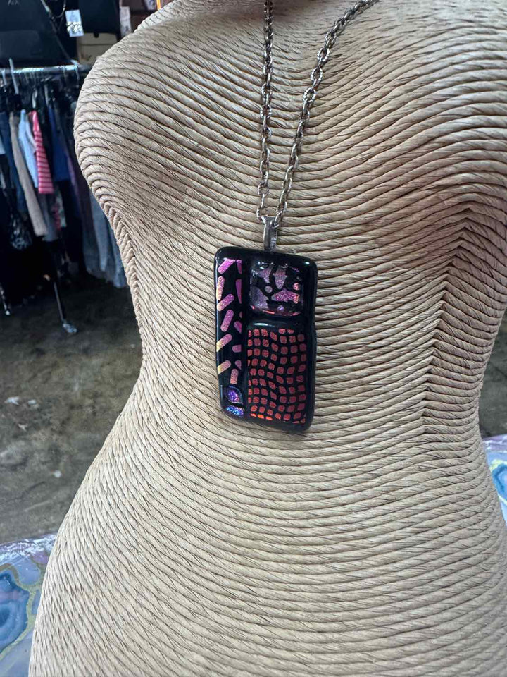 SwirlyQs Size M/L Metallic NWT Necklace