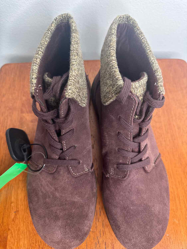 Clarks maroon W Shoe Size 6.5 ankle boots