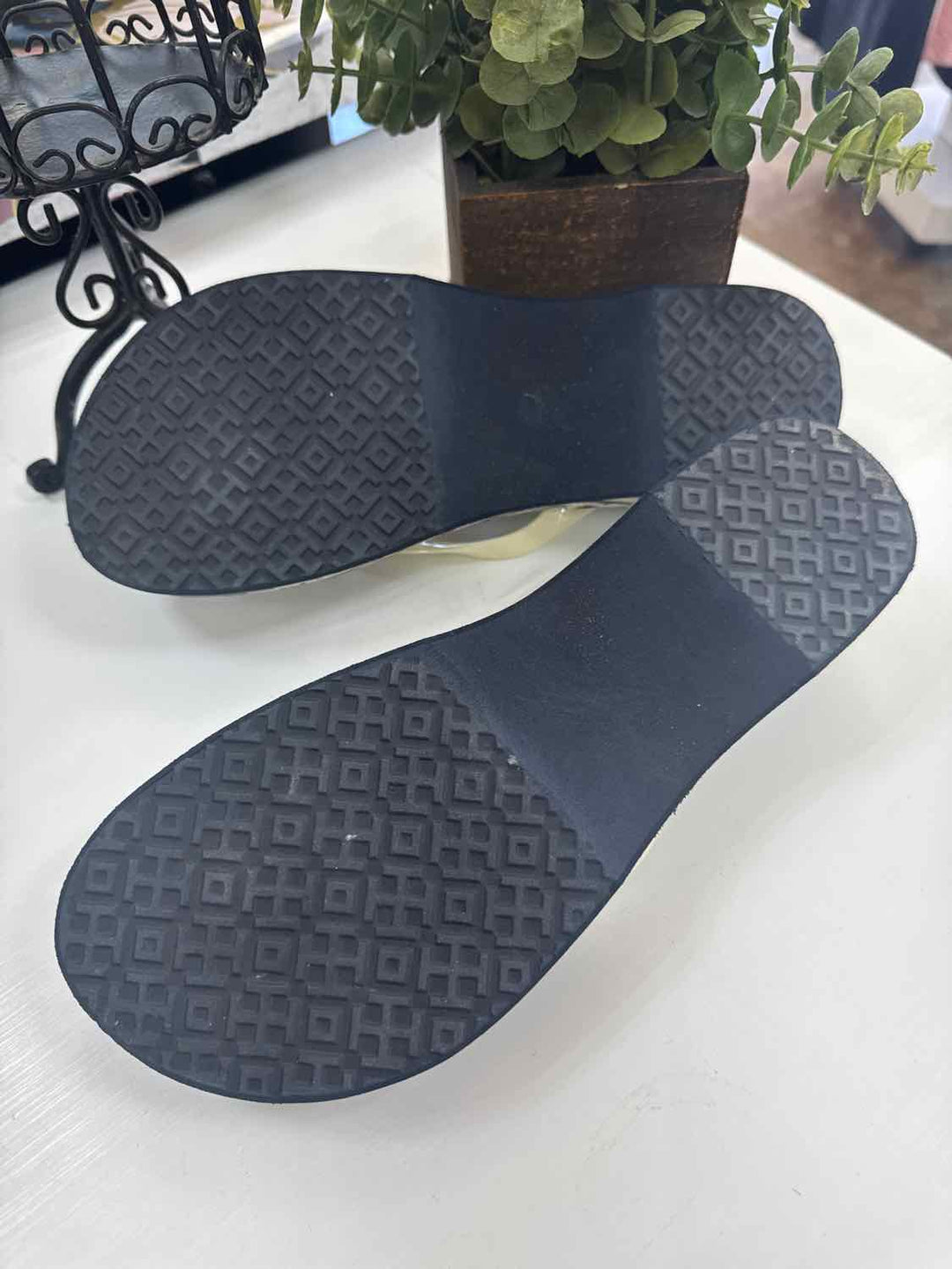 Tory Burch Shoe Size 9 White Print flip flop