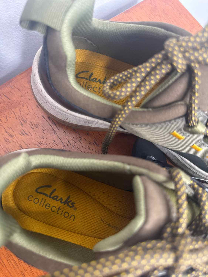 Clarks Olive W Shoe Size 6.5 athletic sneaker