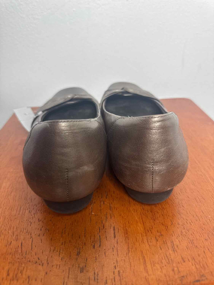 Clarks Shoe Size 10.5 Gold flat sandal