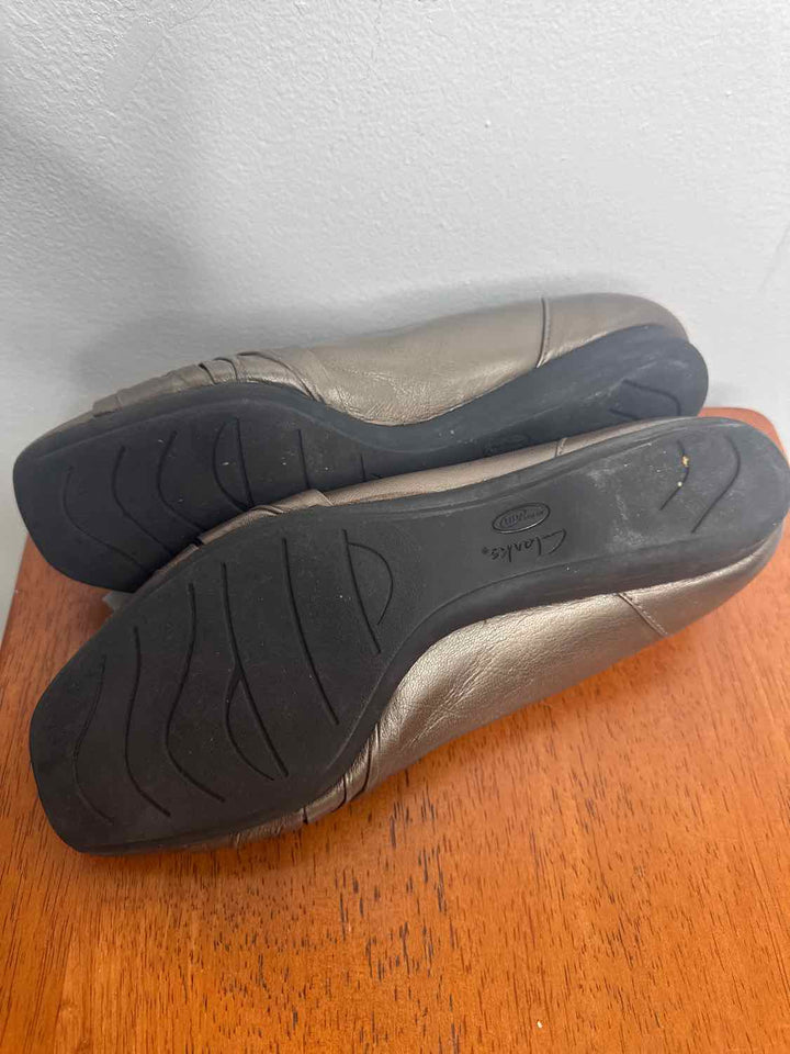 Clarks Shoe Size 10.5 Gold flat sandal