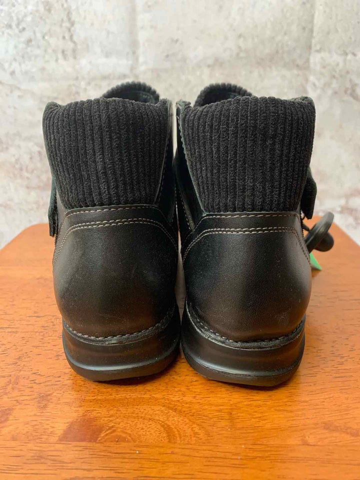 Clarks Black W Shoe Size 6.5 ankle boots