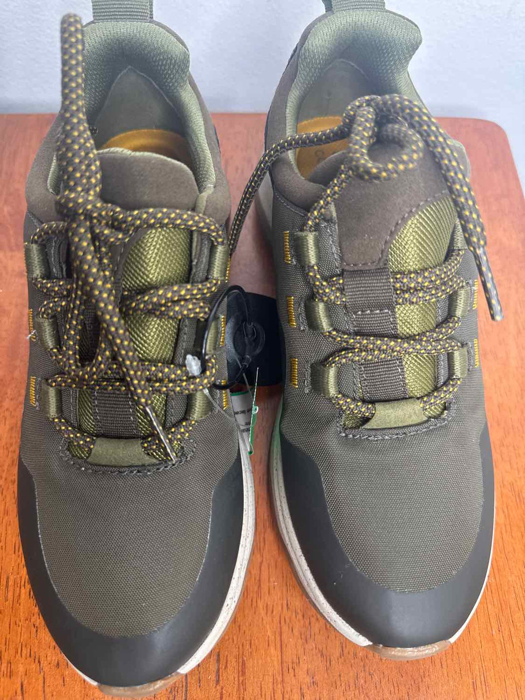 Clarks Olive W Shoe Size 6.5 athletic sneaker