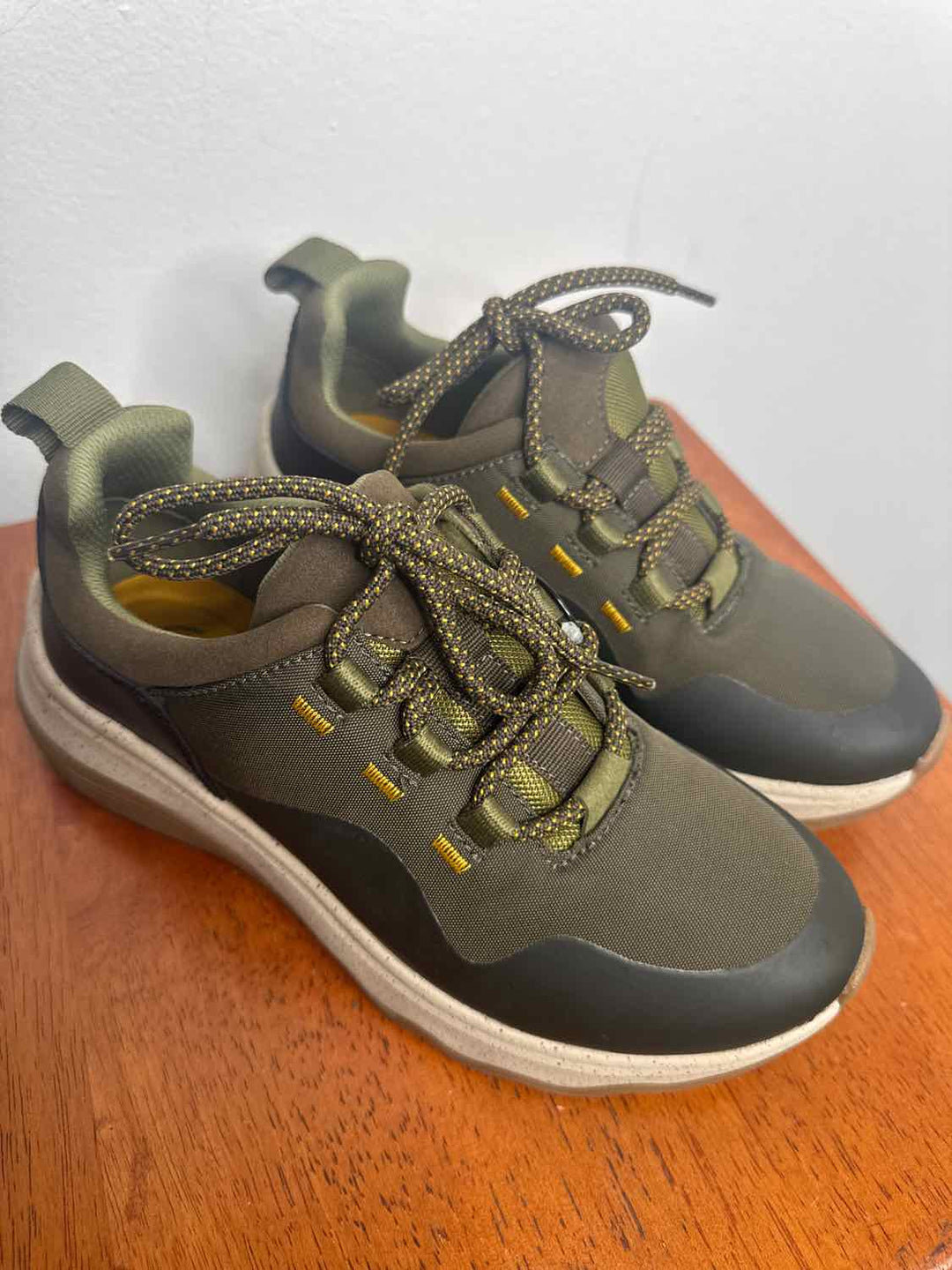 Clarks Olive W Shoe Size 6.5 athletic sneaker