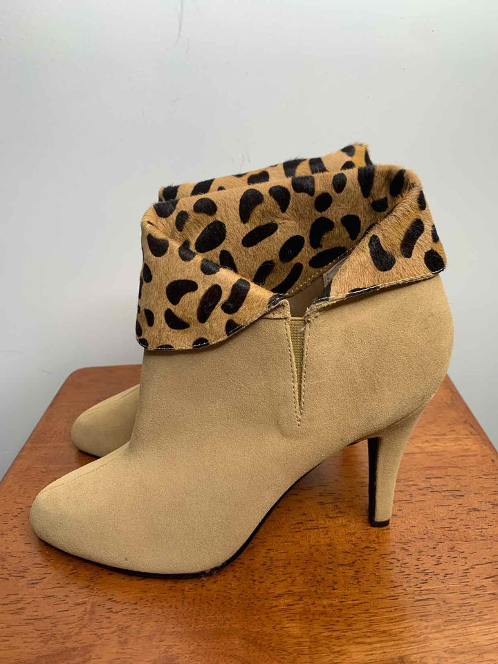 Hot n Hollywood Camel W Shoe Size 9.5 ankle boots