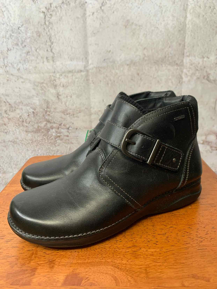 Clarks Black W Shoe Size 6.5 ankle boots