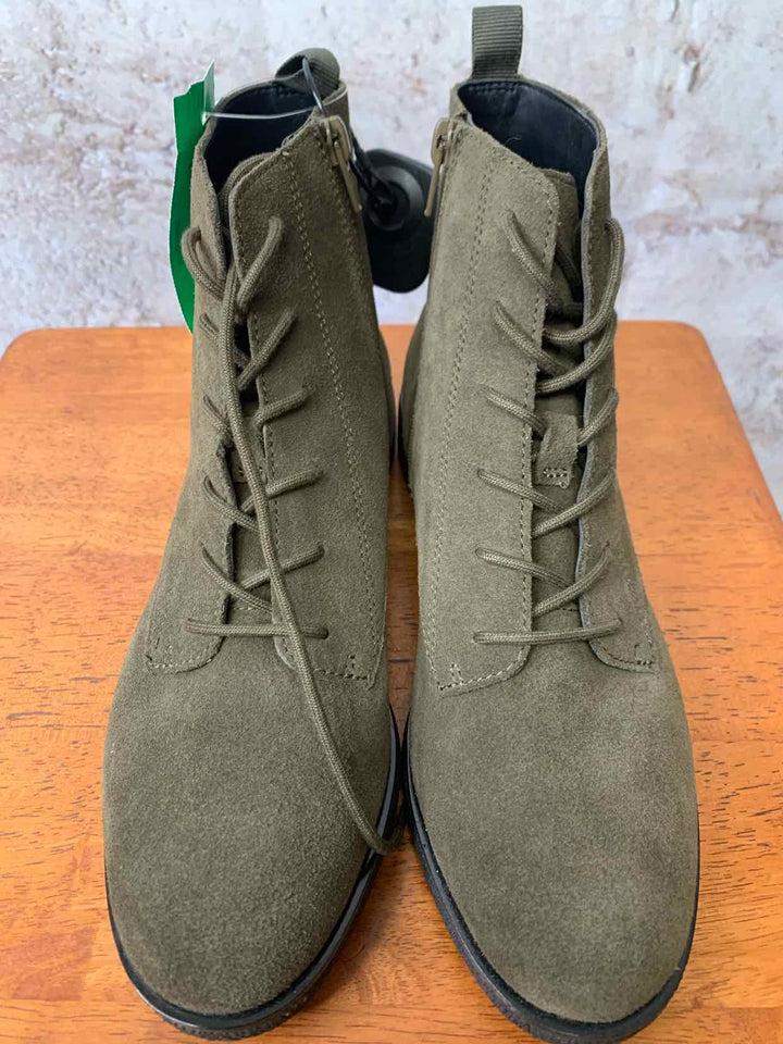 Clarks Olive W Shoe Size 6.5 ankle boots
