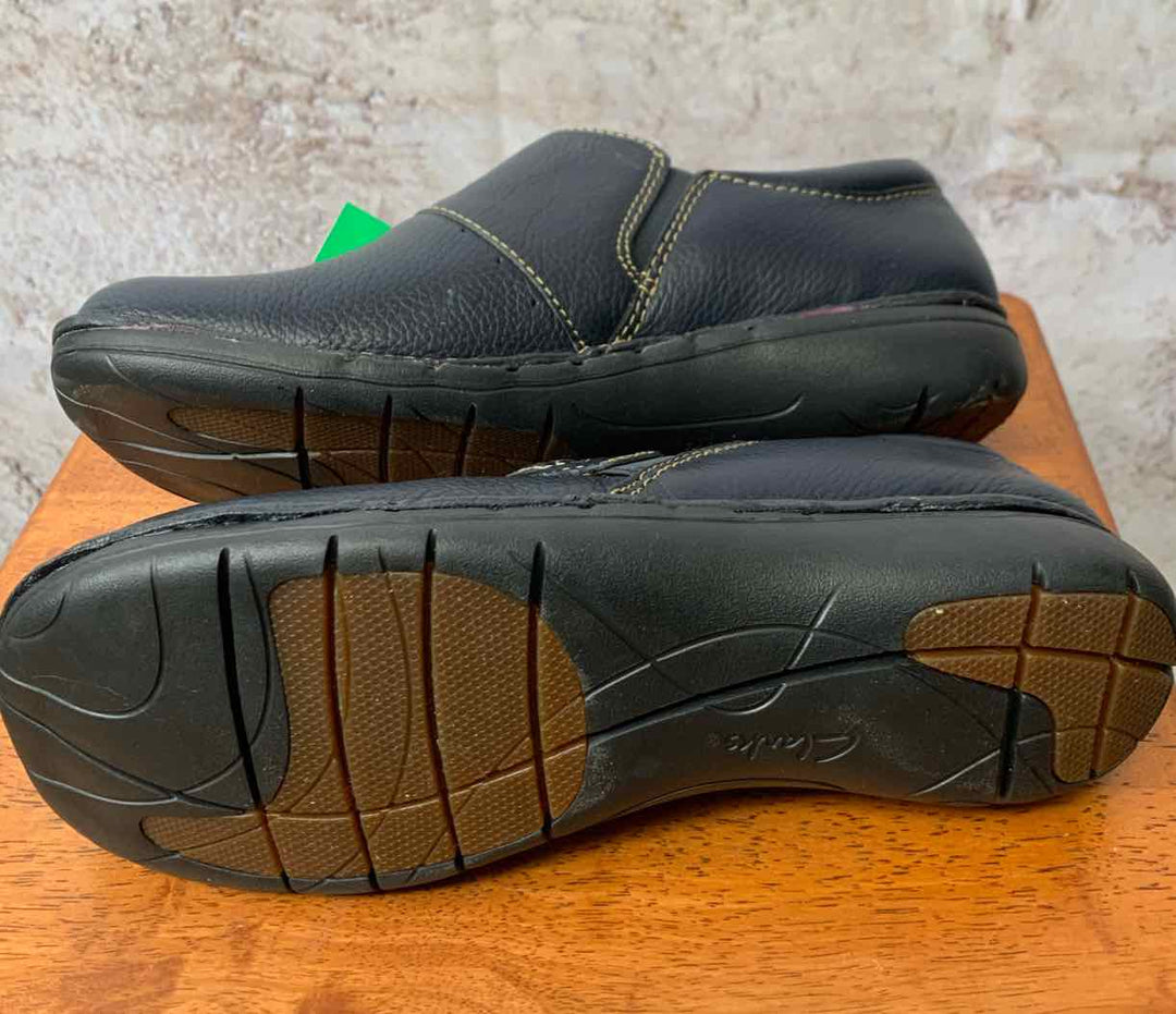 Clarks Navy W Shoe Size 9 flat shoe