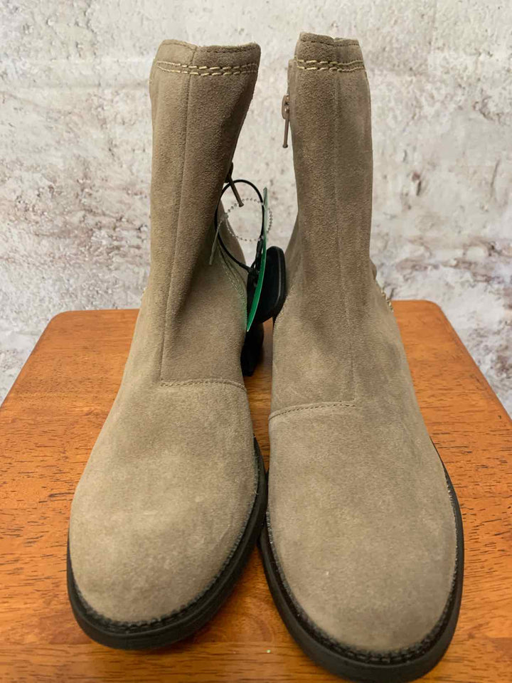 Clarks tan W Shoe Size 11 ankle boots