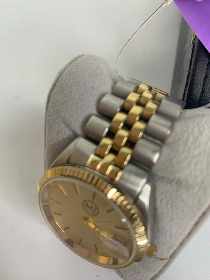 Marc Jacobs Size M/L gold Watch