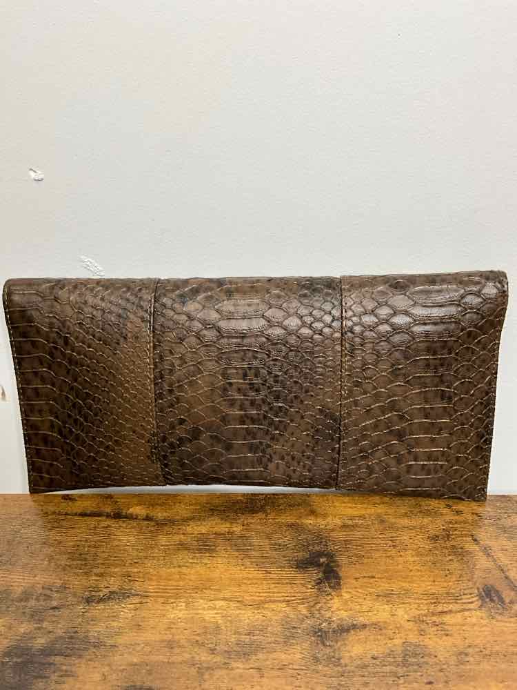 Urban Expressions Brown clutch