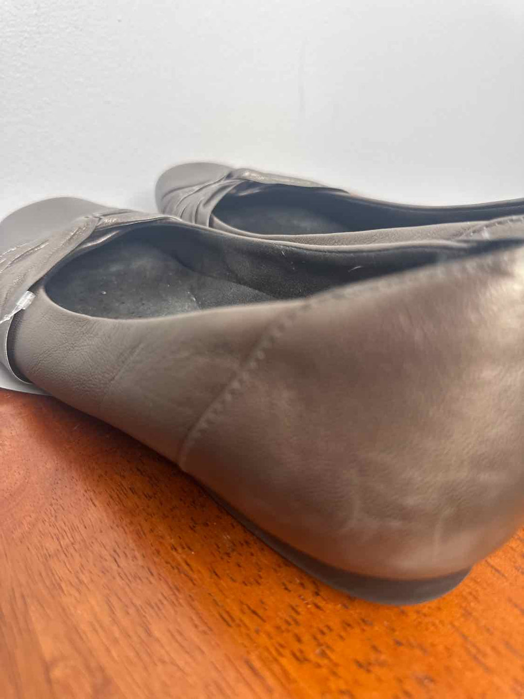 Clarks Shoe Size 10.5 Gold flat sandal