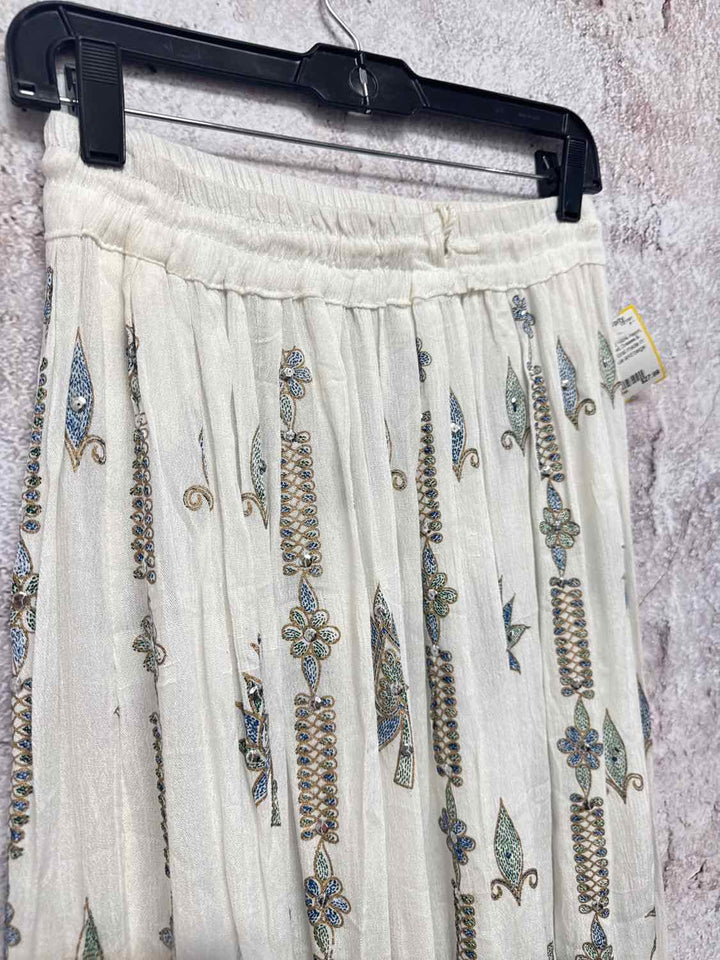 White Good Embroidered long skirt