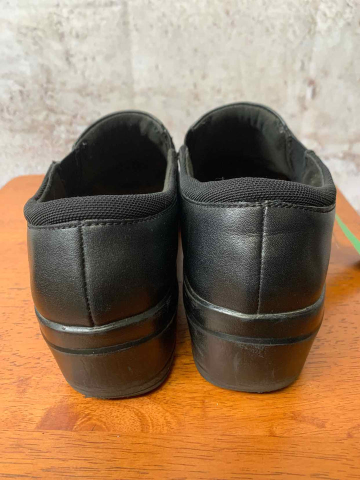 Clarks Black W Shoe Size 9.5 flat shoe