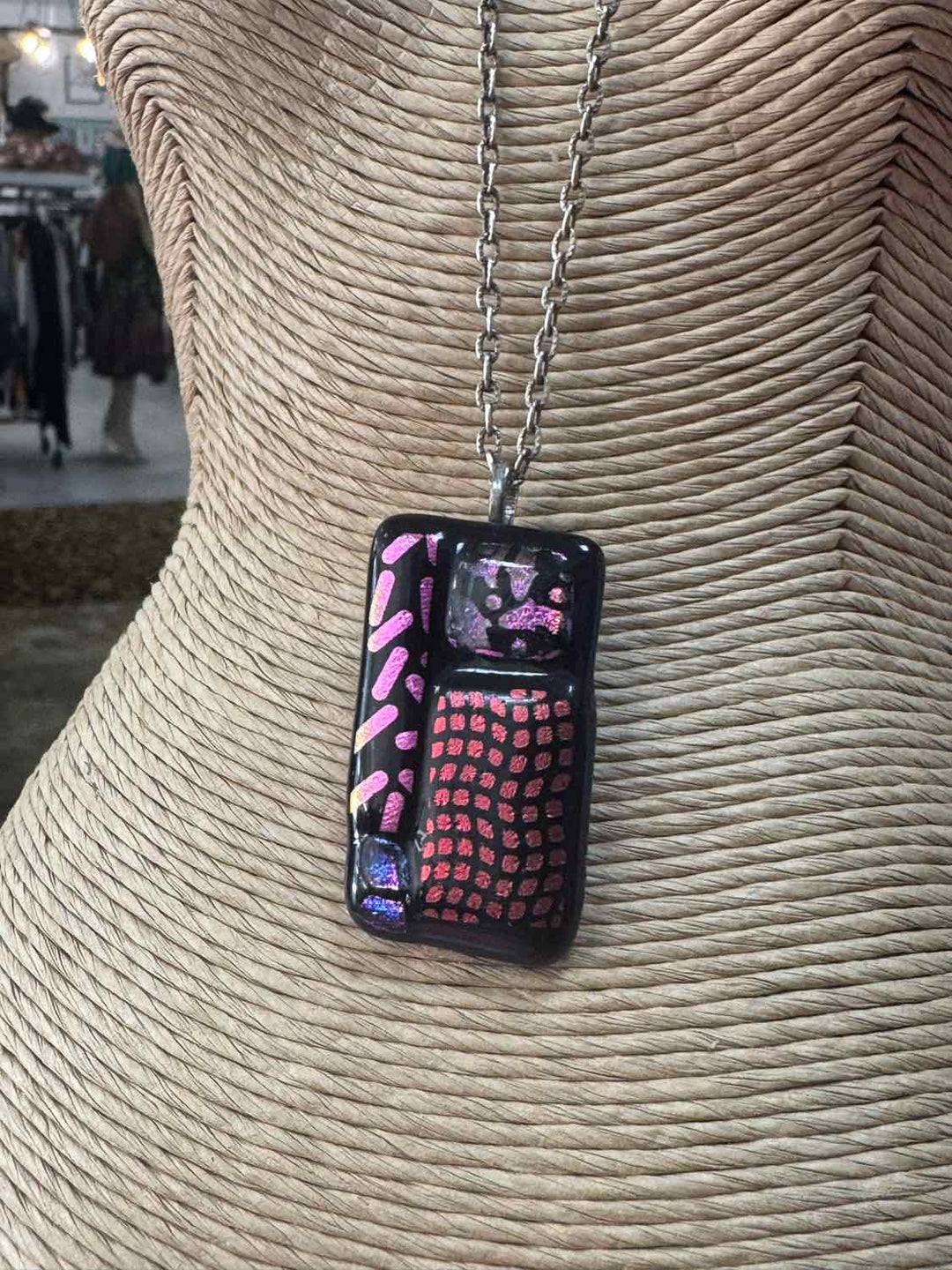 SwirlyQs Size M/L Metallic NWT Necklace