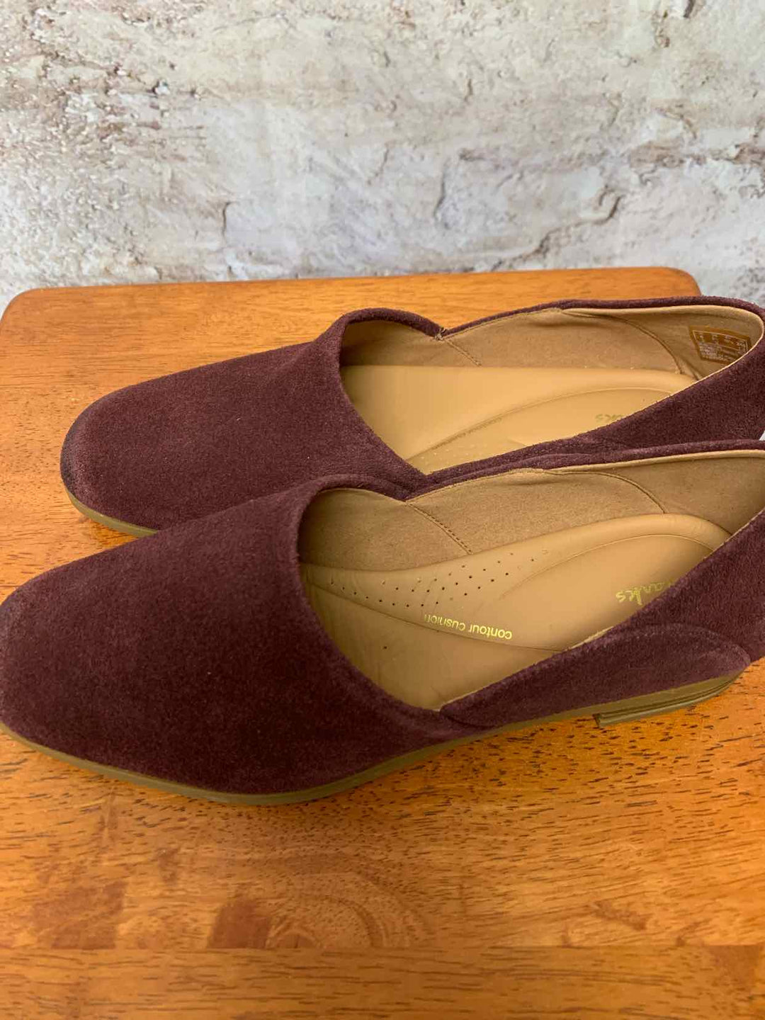 Clarks Burgundy W Shoe Size 8.5 flat shoe