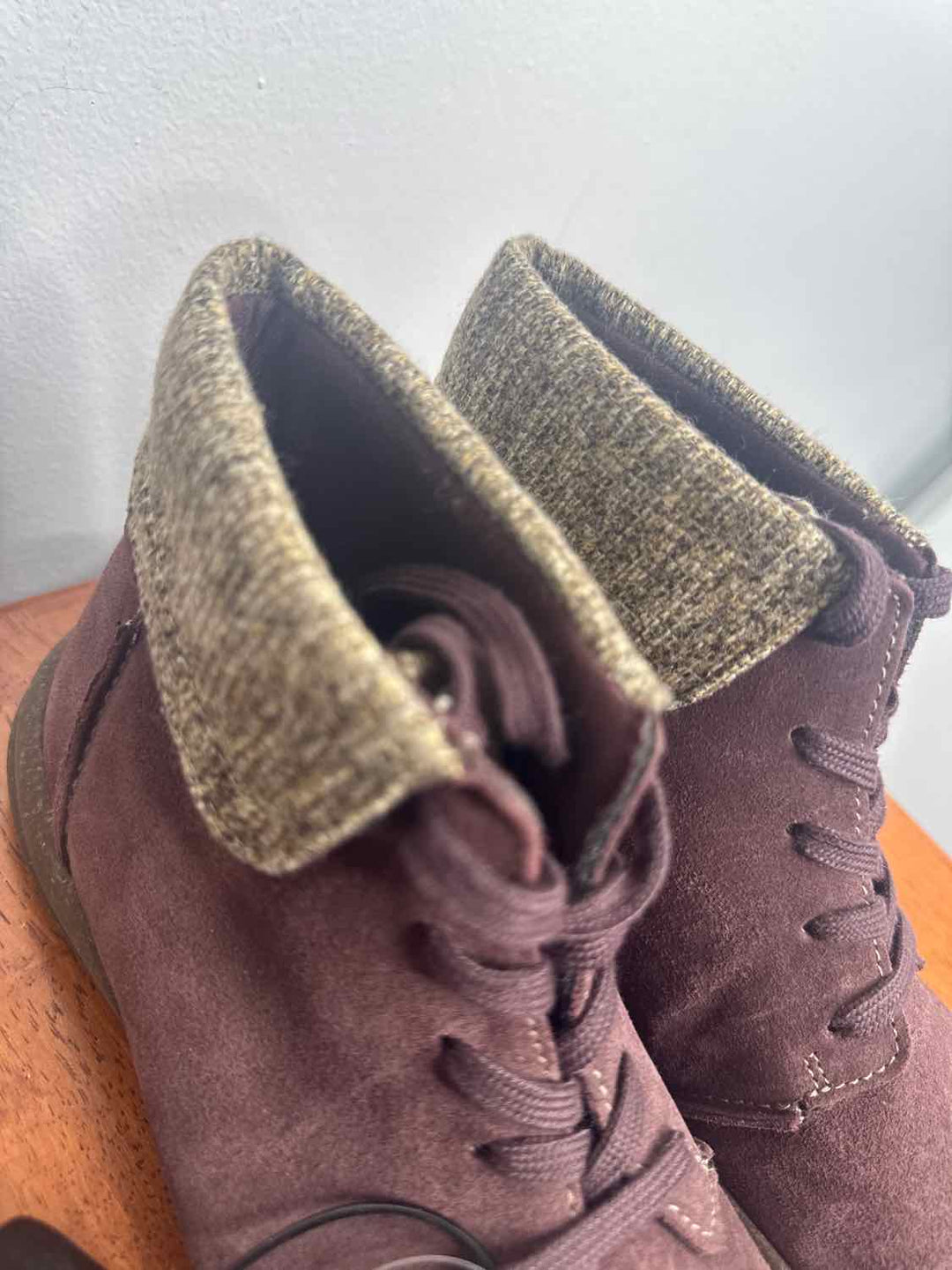 Clarks maroon W Shoe Size 6.5 ankle boots