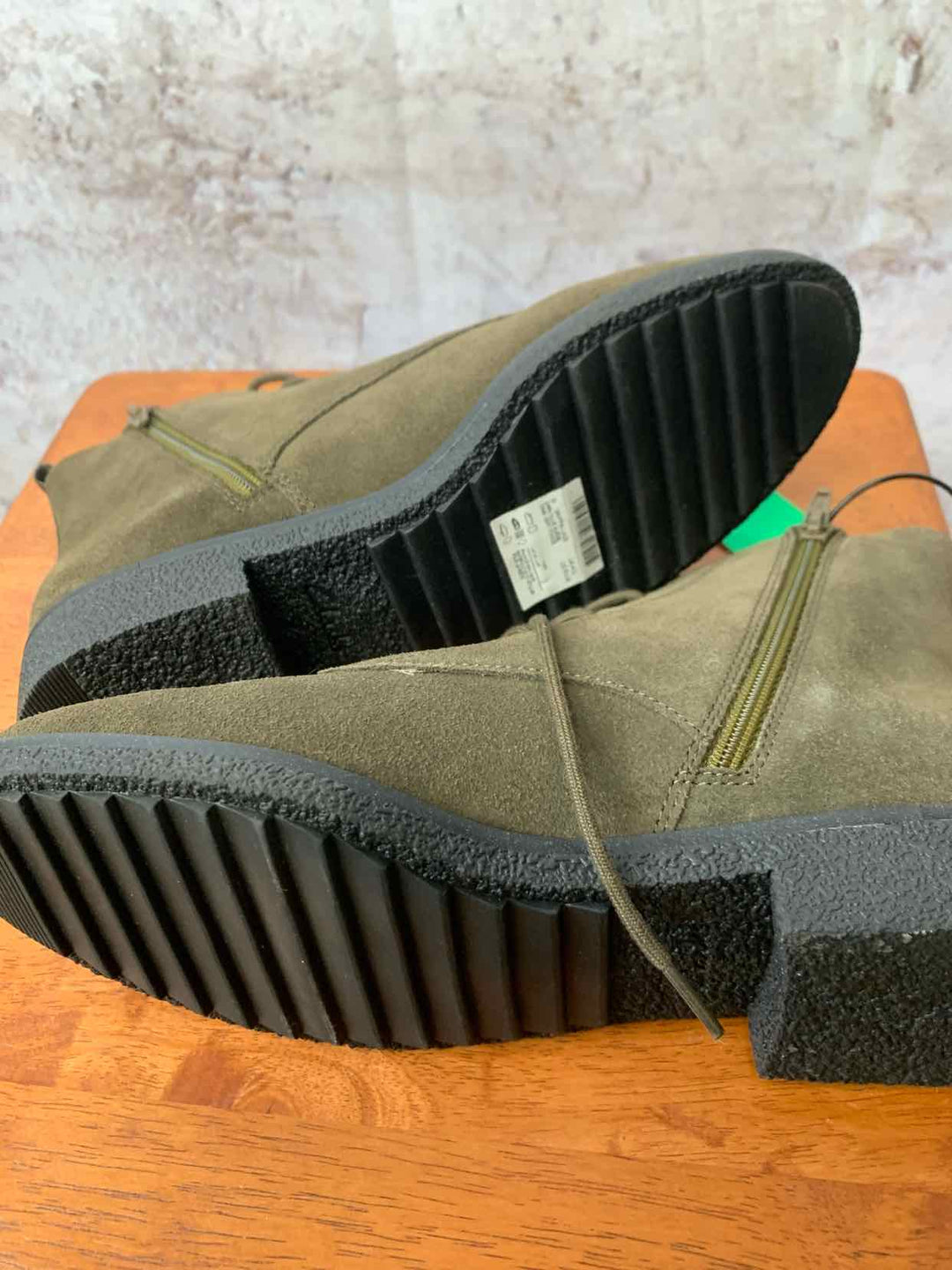 Clarks Olive W Shoe Size 6.5 ankle boots