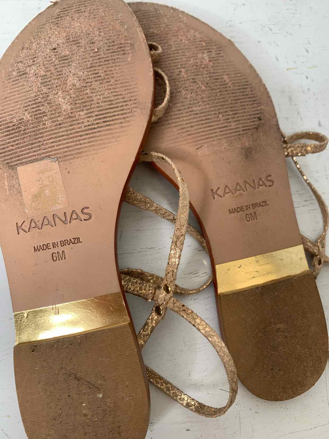 Kaanas gold W Shoe Size 6 flat sandal