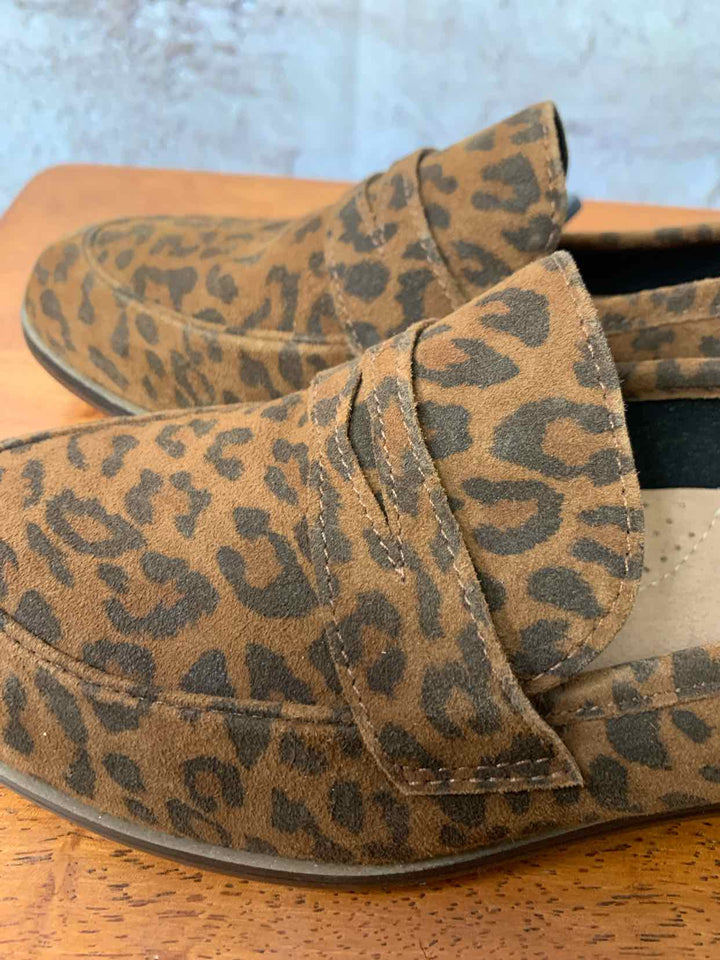 Clarks Animal Print W Shoe Size 6.5 flat shoe