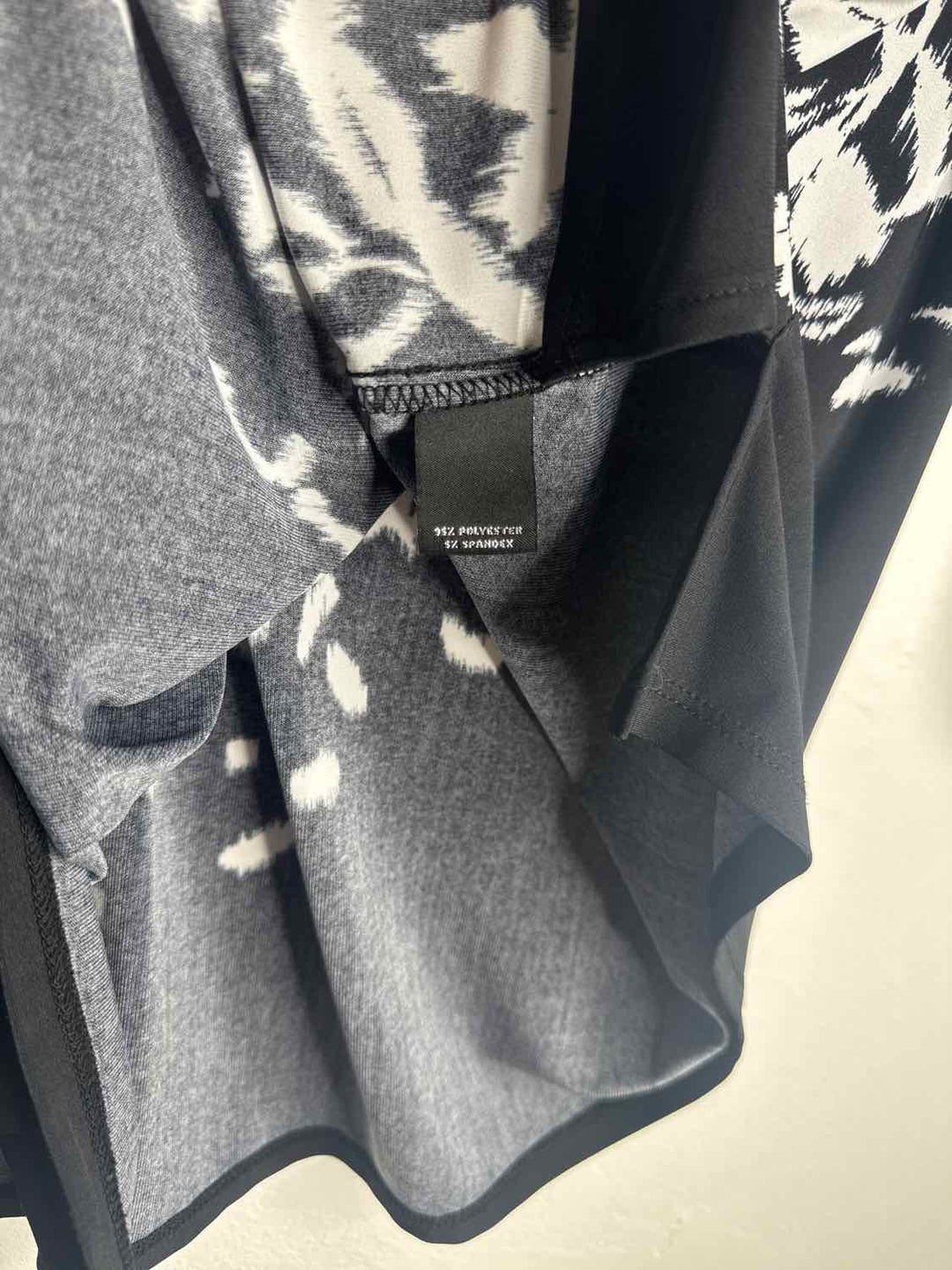 Slim Factor Size L Scoop Neck Blk & White long sleeve top