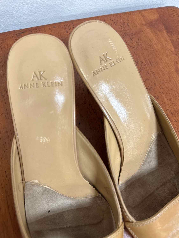 Ann Klein Shoe Size 6.5 Tan medium heel