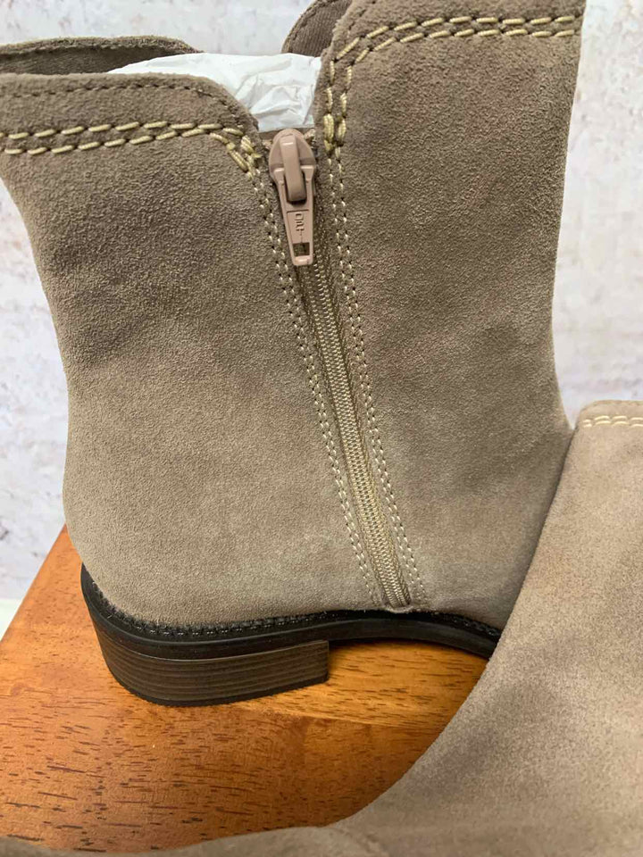Clarks tan W Shoe Size 11 ankle boots