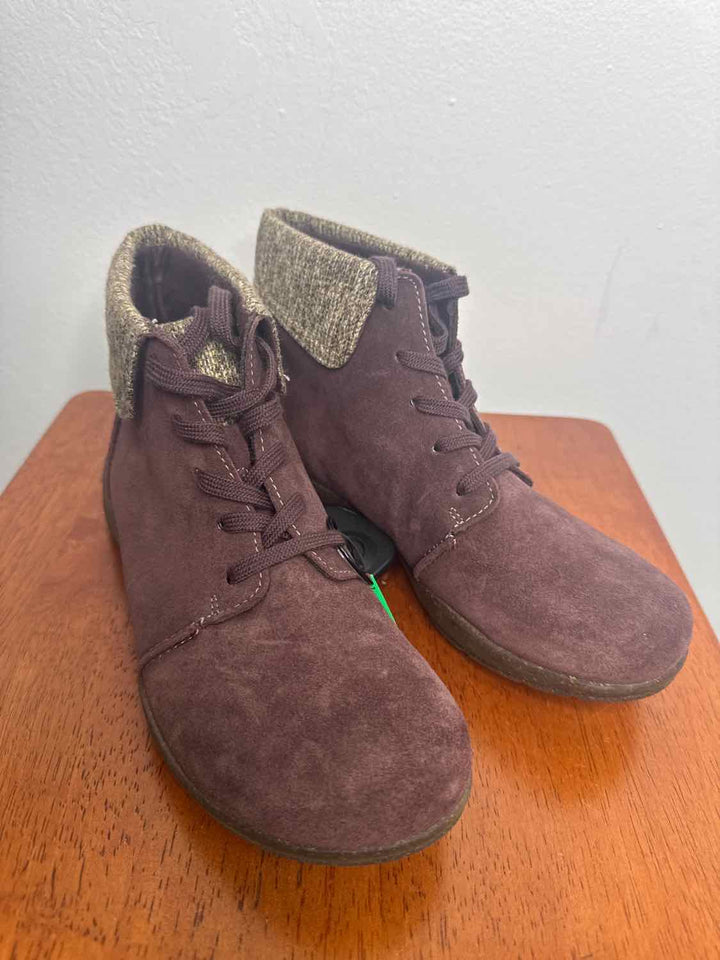 Clarks maroon W Shoe Size 6.5 ankle boots