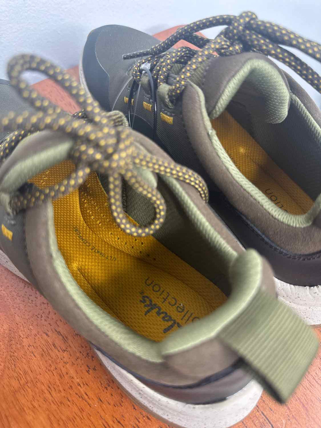 Clarks Olive W Shoe Size 6.5 athletic sneaker