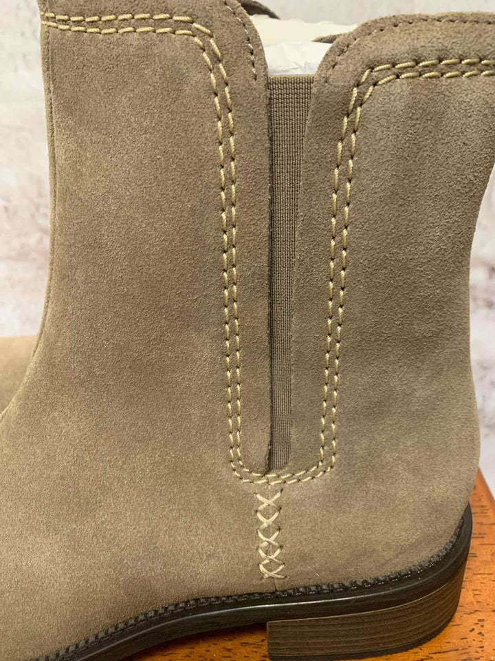 Clarks tan W Shoe Size 11 ankle boots