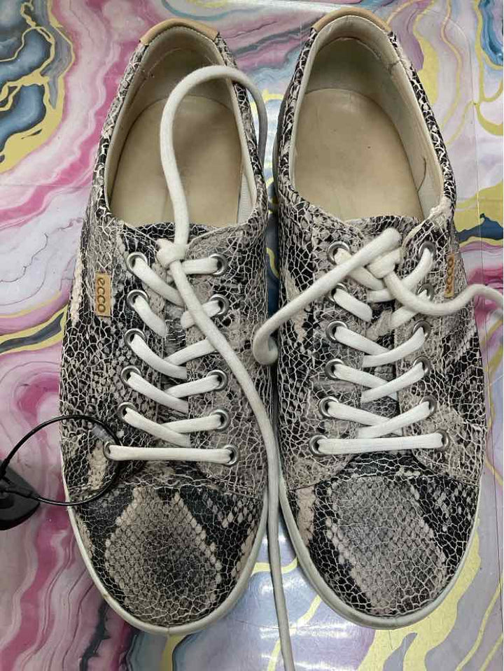 ecco Shoe Size 9.5 Grey flat shoe