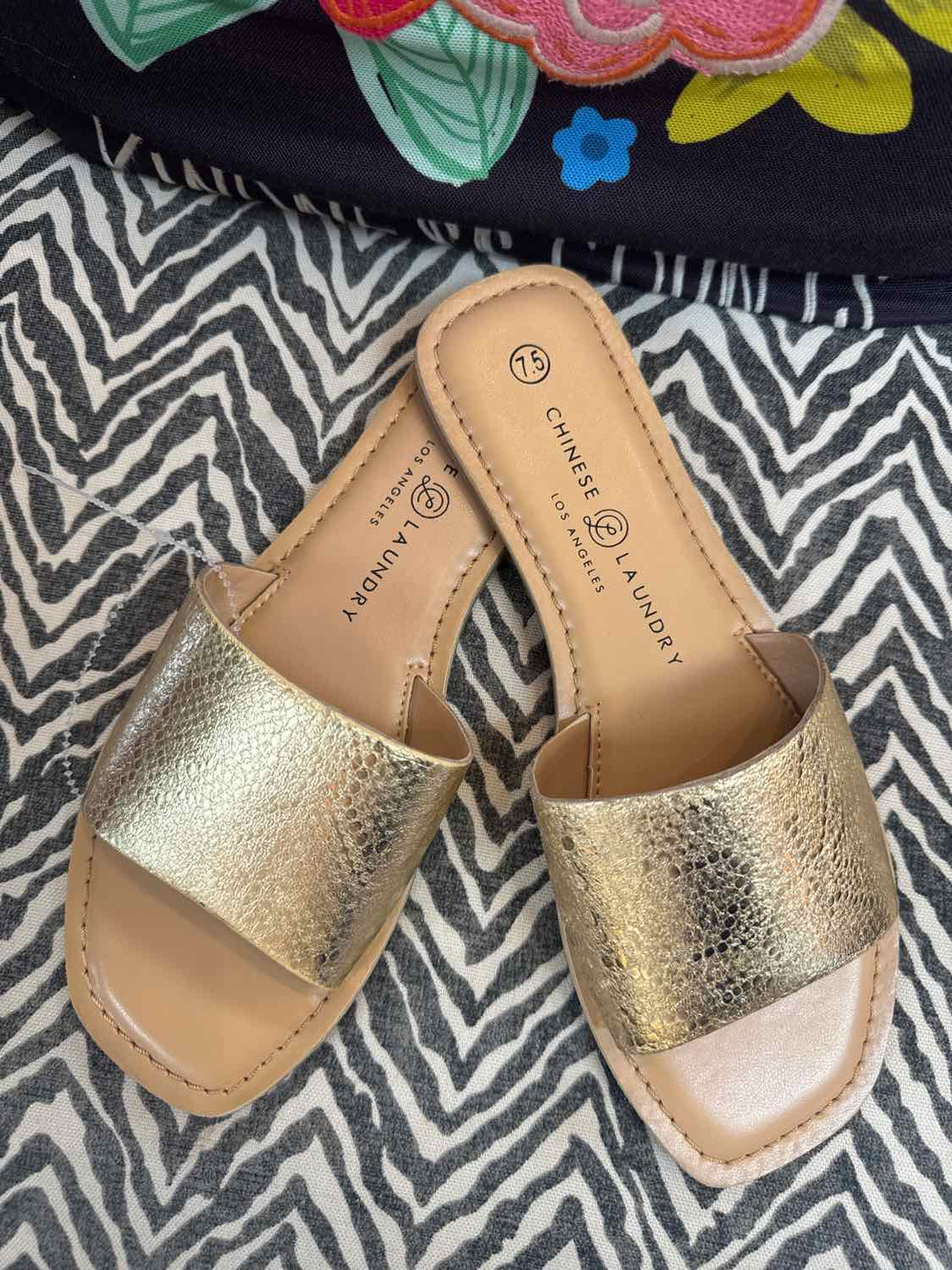 Chinese Laundry gold W Shoe Size 7.5 flat sandal