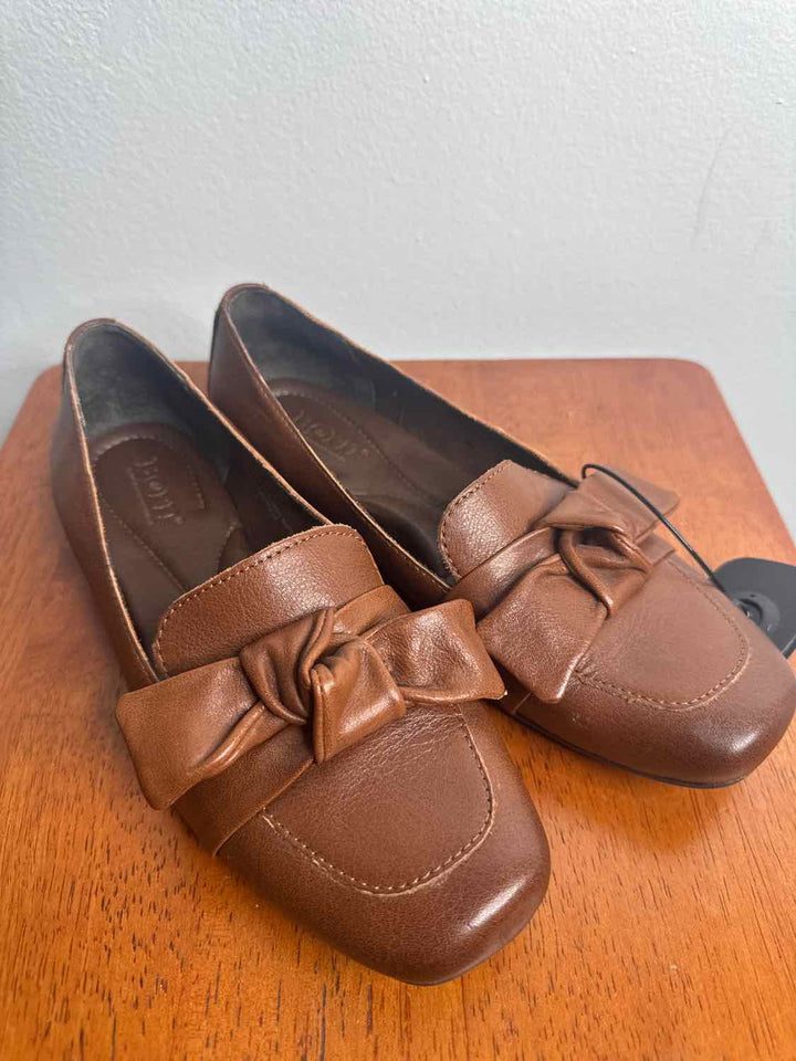 Born Shoe Size 8 Tan flat shoe
