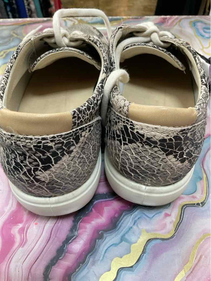 ecco Shoe Size 9.5 Grey flat shoe