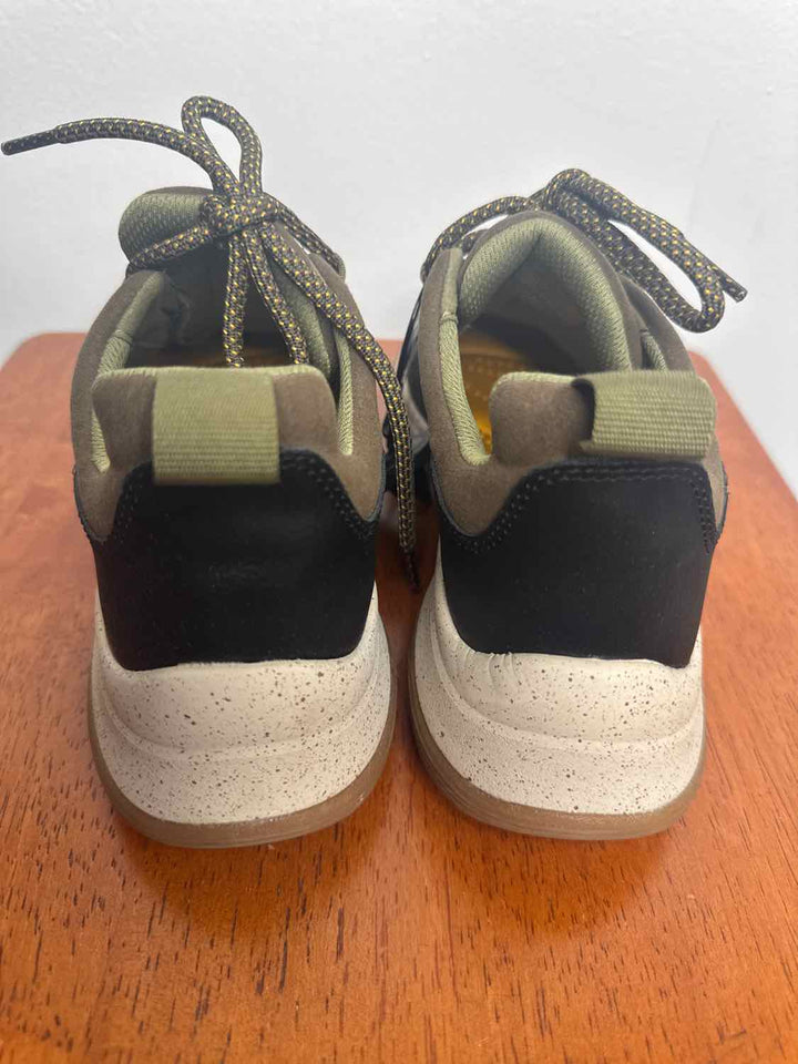 Clarks Olive W Shoe Size 6.5 athletic sneaker