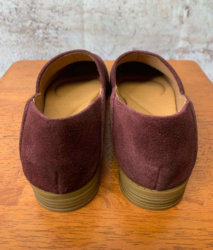 Clarks Burgundy W Shoe Size 8.5 flat shoe